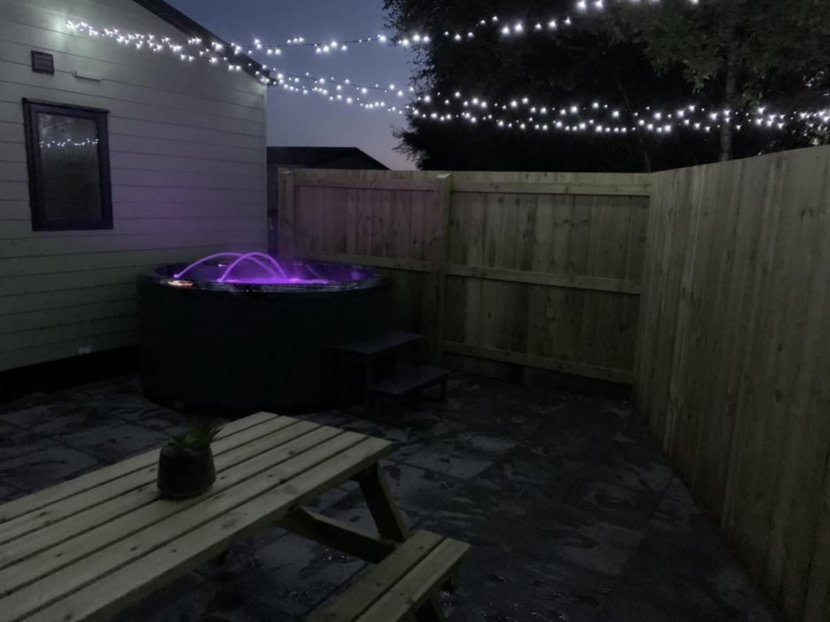 Lola Lodge - Luxury Hot Tub Retreat Newton on the Moor Εξωτερικό φωτογραφία